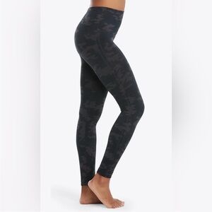 Spanx// Look at me now leggings black and gray camo size small